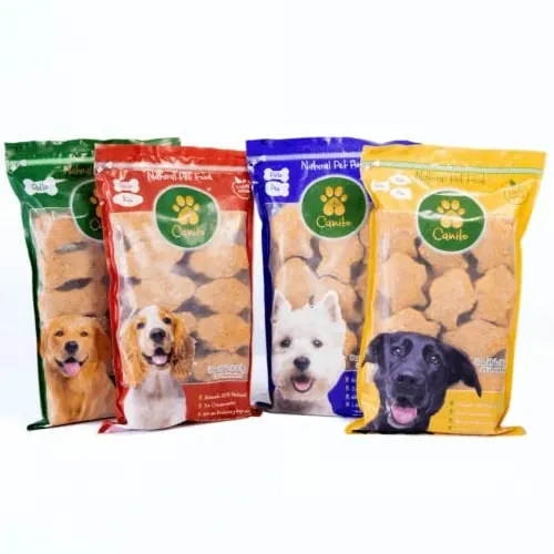 Cuatro paquetes de premios naturales Canito para perros en empaques verde, rojo, azul y amarillo, con un perro diferente en cada uno: Cachorro, Adulto, Bites y Dental
