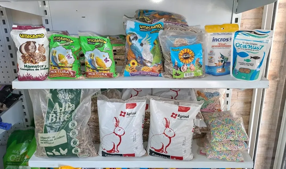 Estantería de Patitas Pet Shop con comida para otras mascotas: Vitagrano para hámsters, conejillos de Indias y aves, Increxx Vital y Oceanfish para peces, Alfa Bite para gallinas y Agrinal para conejos