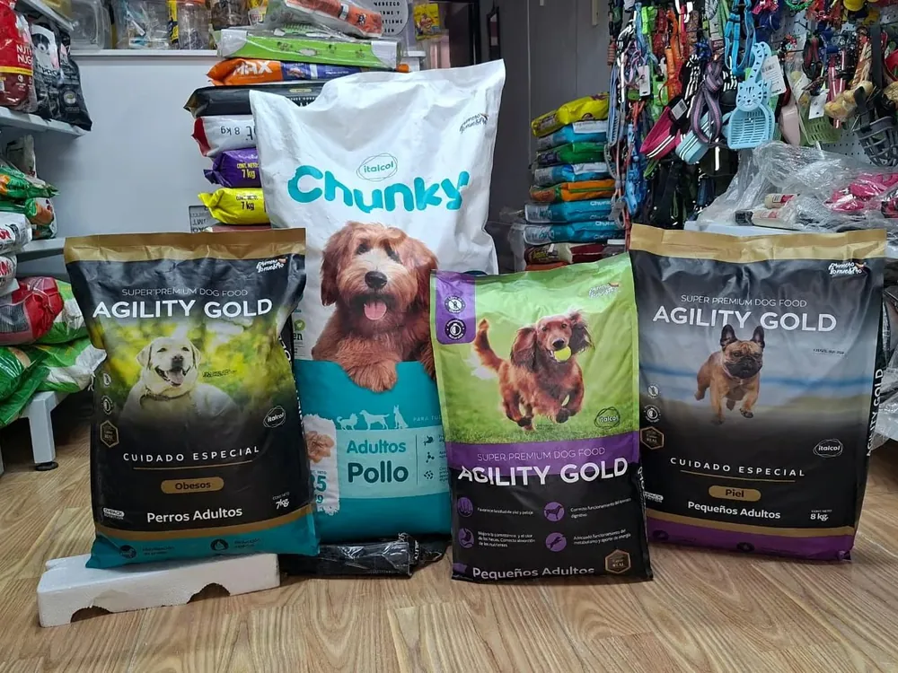 Bultos de comida para perros de las marcas Chunky y Agility Gold exhibidos en la tienda Patitas Pet Shop